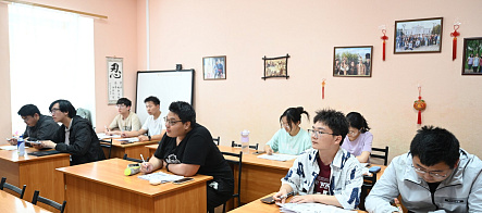 来自中国的工程专业学生在托木斯克国立大学开始学习俄语,为今后的学习生活做准备